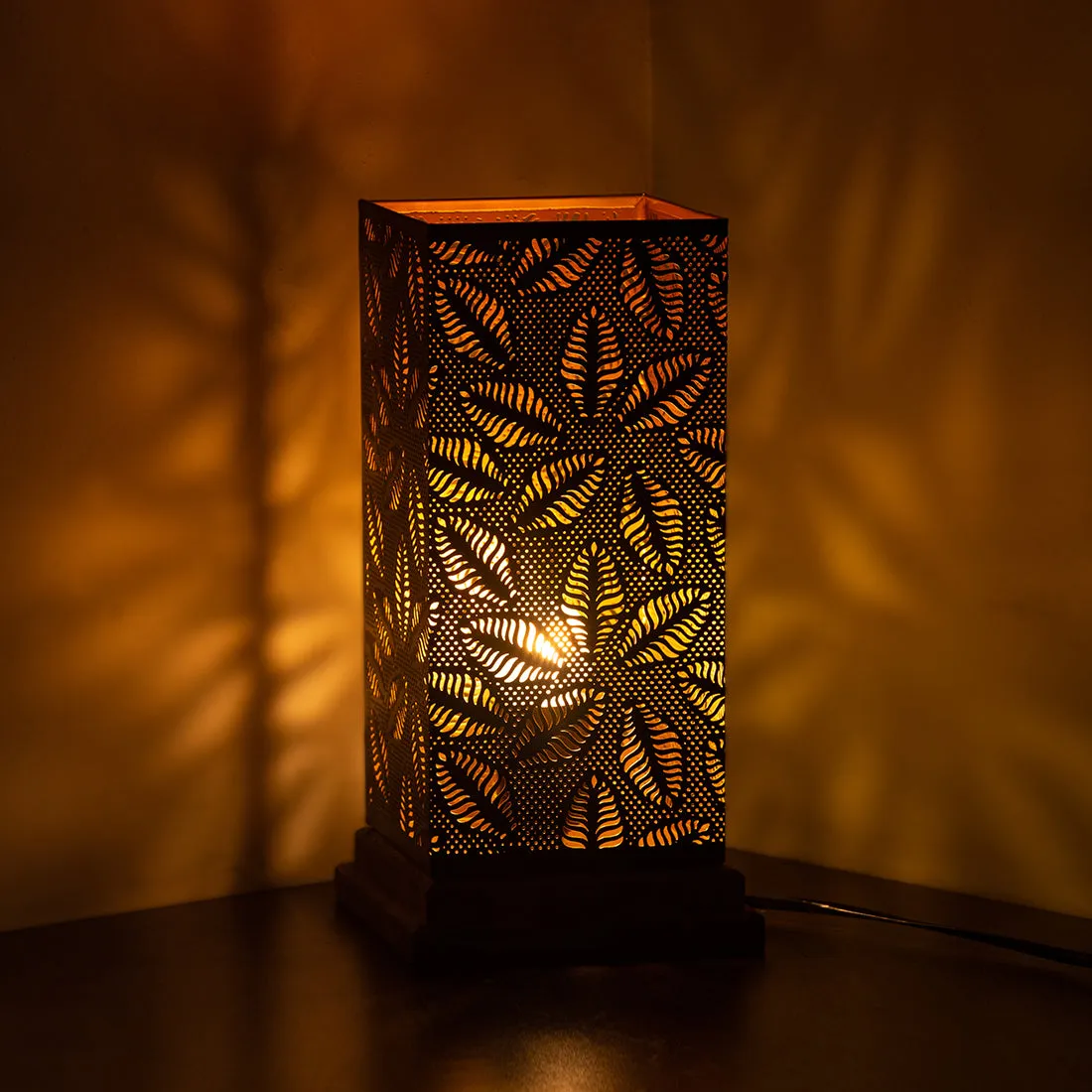 'Leafy Plants' Hand Etched Table Lamp In Iron & Mango Wood (12 Inch)