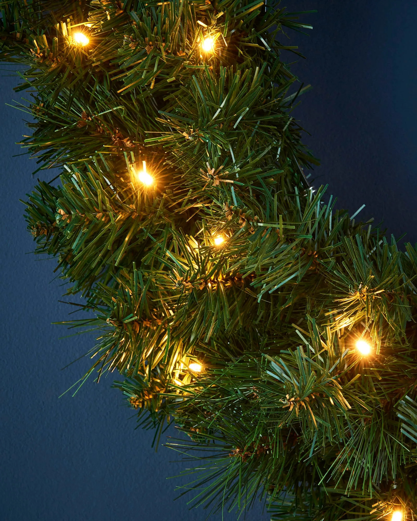 Pre-Lit Alberta Spruce Wreath, 60 cm